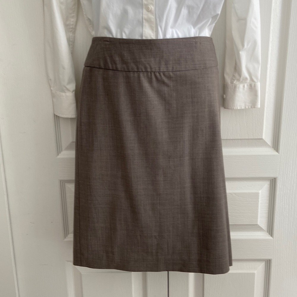 Excellent wool stretch lined pencil skirt.